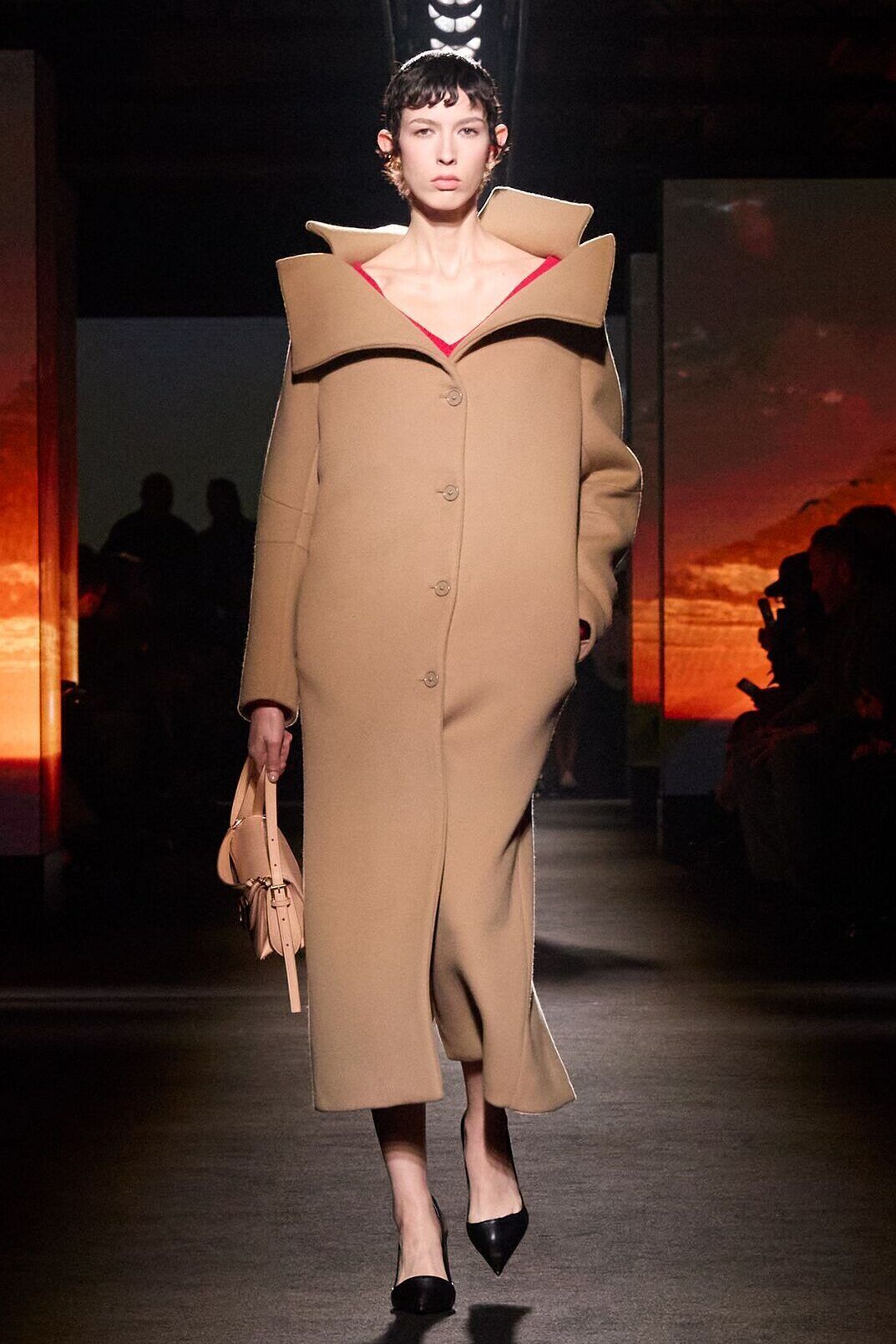 Balenciaga toamnă–iarnă 2026: Pierpaolo Piccioli între moștenirea lui Cristóbal și umbra lui Demna