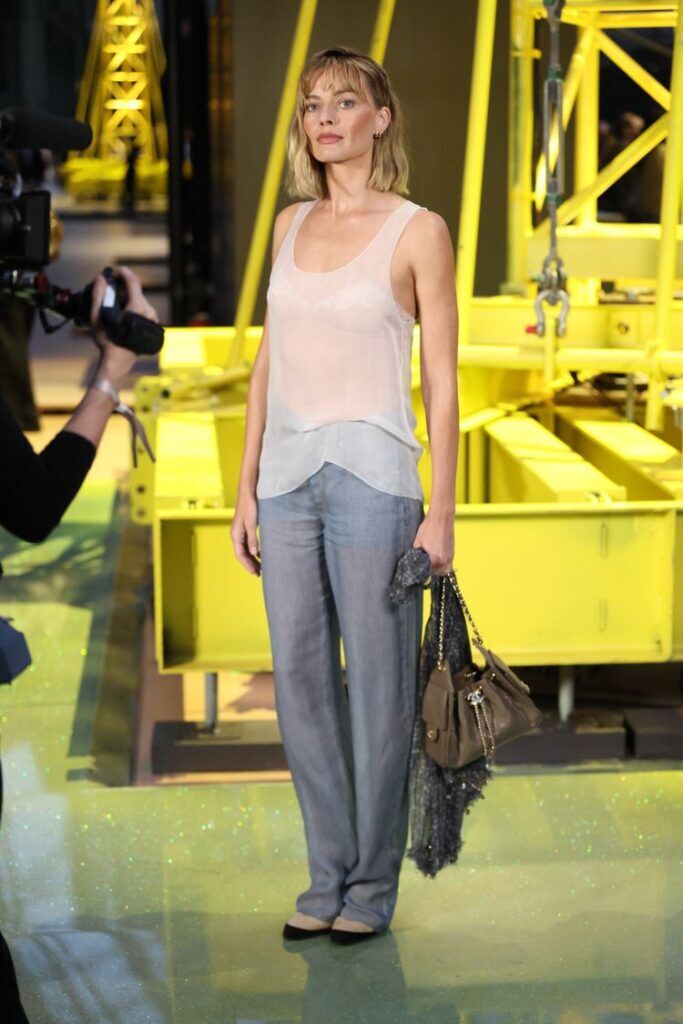 Margot Robbie și-a schimbat look-ul pentru Paris Fashion Week
