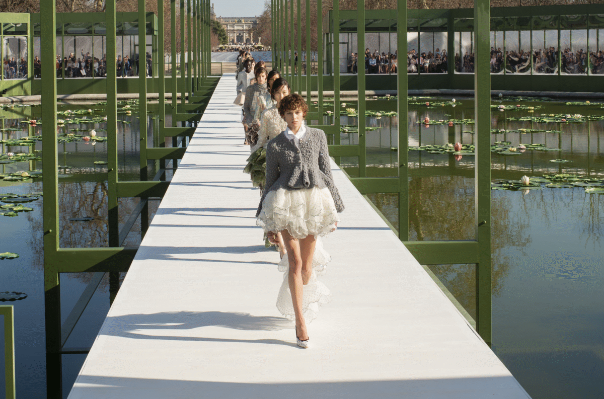 Christian Dior toamnă–iarnă 2026: Jonathan Anderson transformă Tuileries într-un exercițiu de memorie artistică