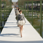 Christian Dior toamnă–iarnă 2026: Jonathan Anderson transformă Tuileries într-un exercițiu de memorie artistică 