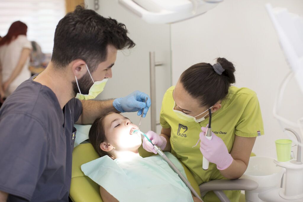 (P) Prima vizită la dentist pentru copil: cum o pregătești și la ce să te aștepți