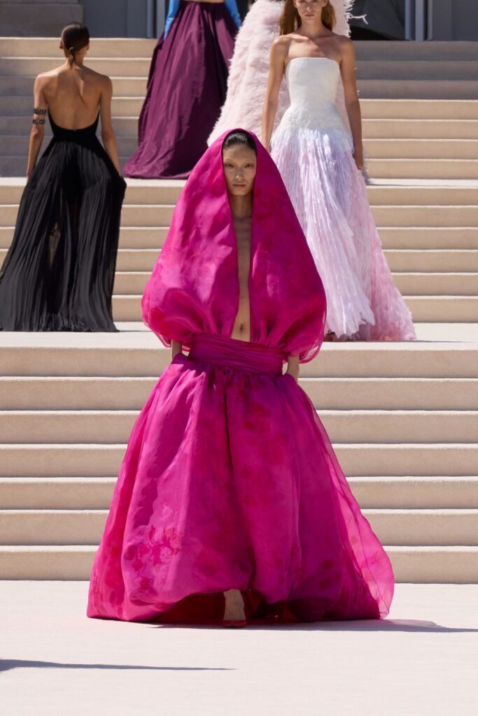 Piccioli rescrie Balenciaga couture cu gramatica Valentino