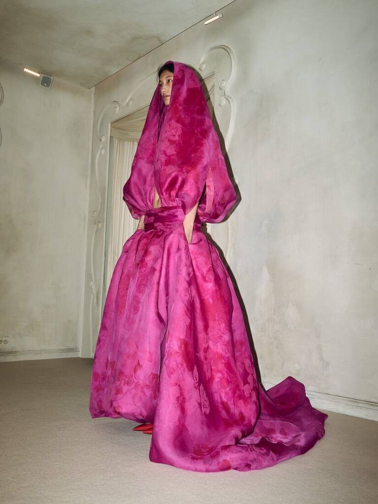 Piccioli rescrie Balenciaga couture cu gramatica Valentino