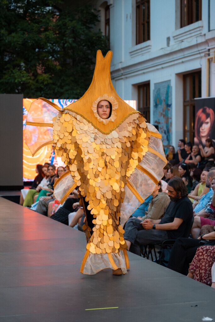 Damian Hanganu, designerul care a coborât bârfa pe fundul mării
