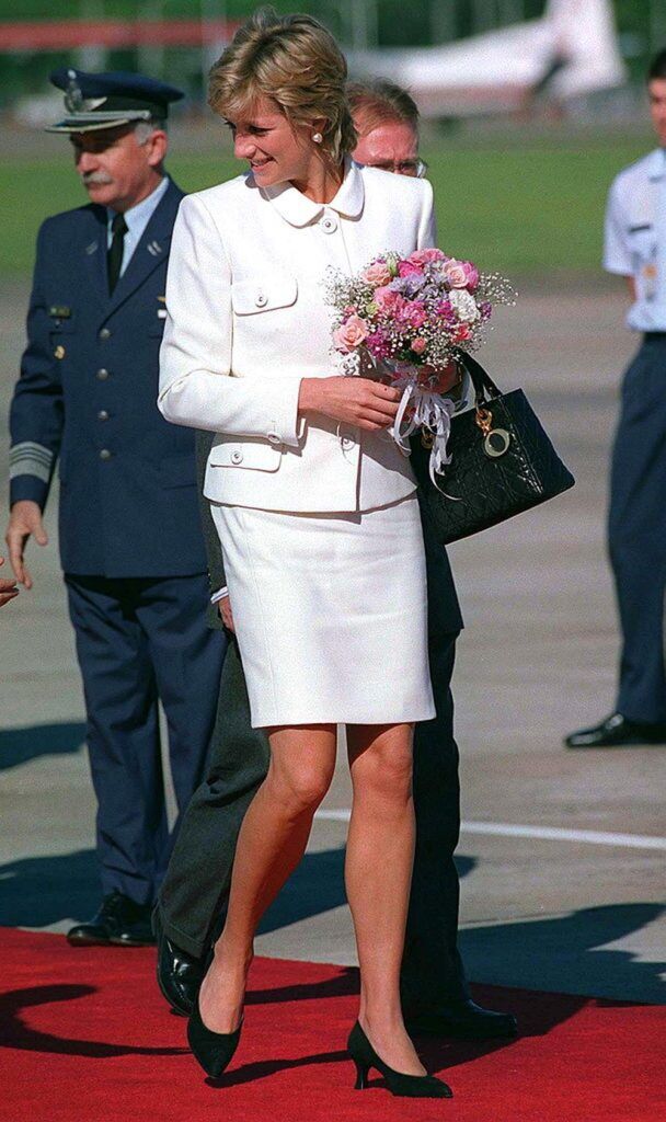 I-a spus cineva Camillei după cine a fost denumită poșeta pe care o poartă?