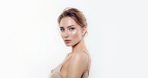 De ce să incluzi un blush iluminator în trusa ta de machiaj